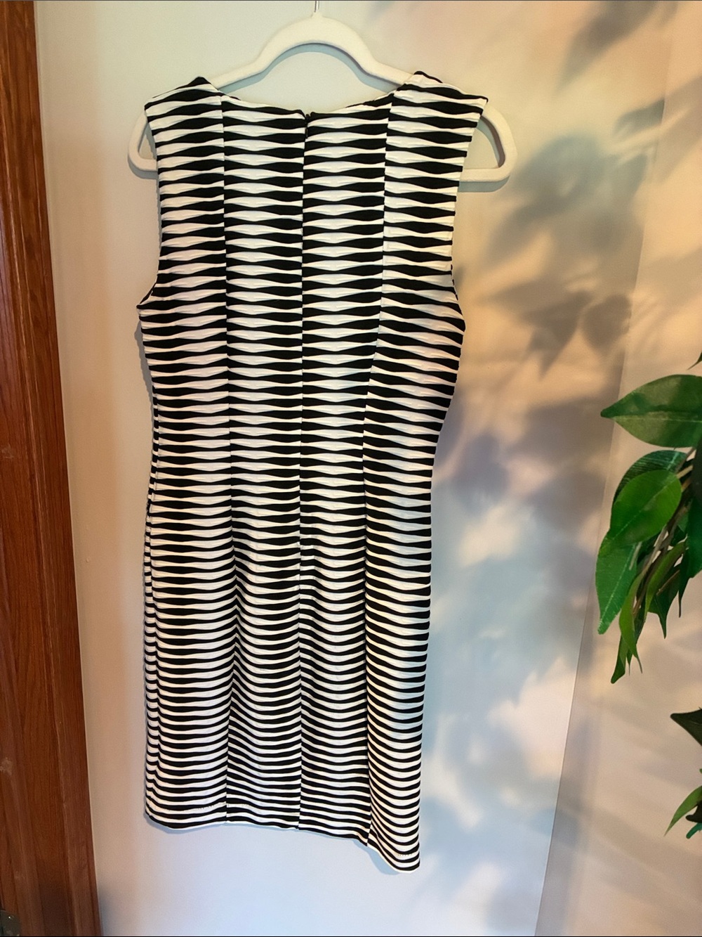 Beige by eci Black & White Sleeveless Striped Midi Dress Size:8 - Picture 2 of 6